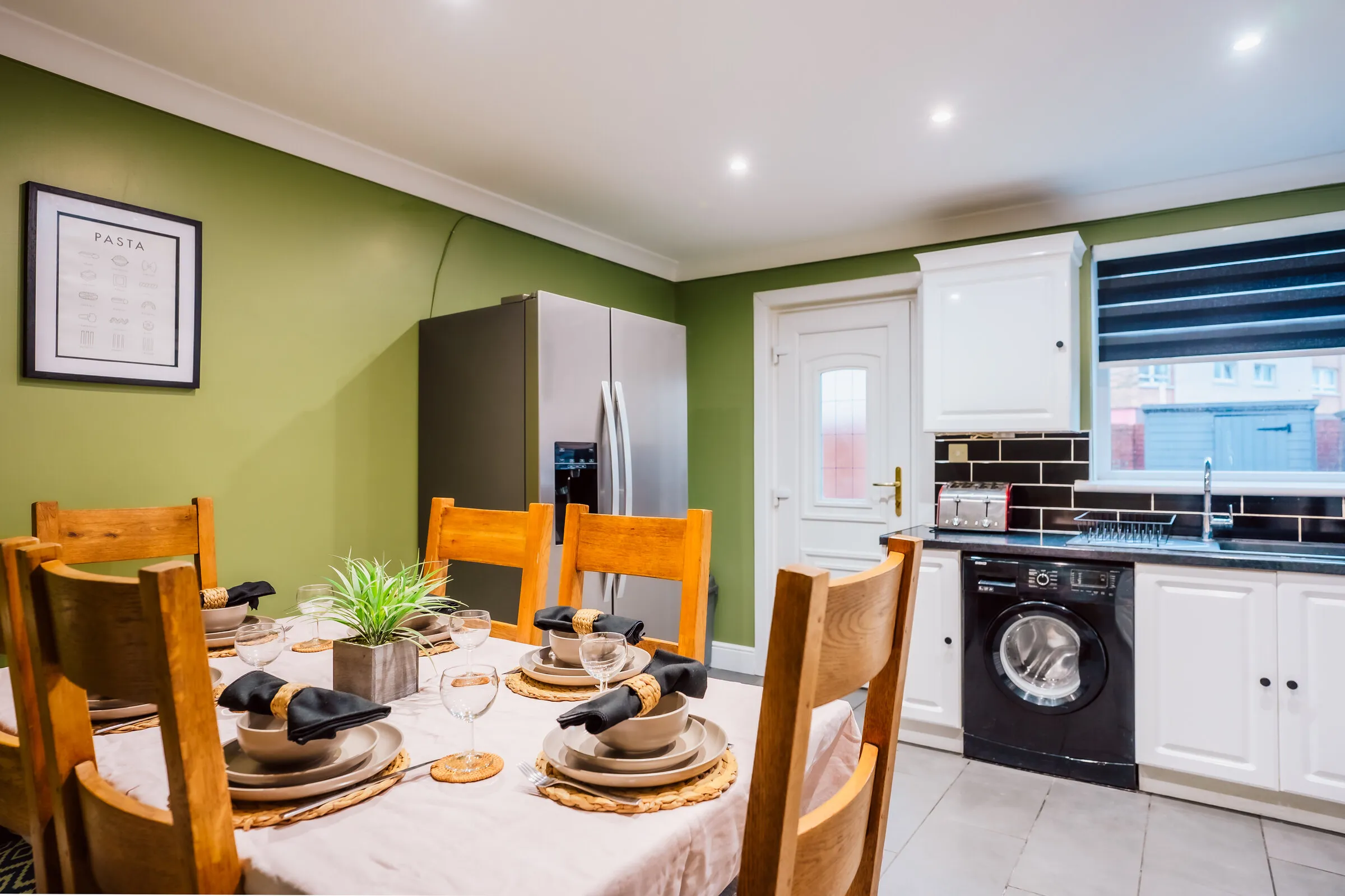 The kitchen-diner at Dalmarnock Stay