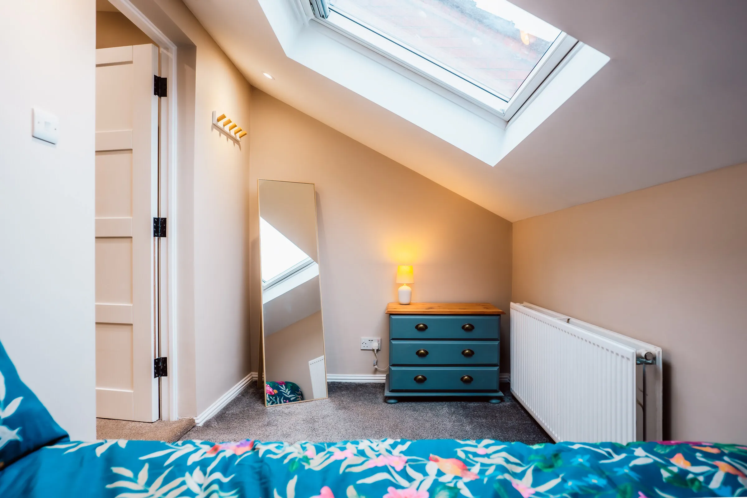 The loft bedroom at Dalmarnock Stay