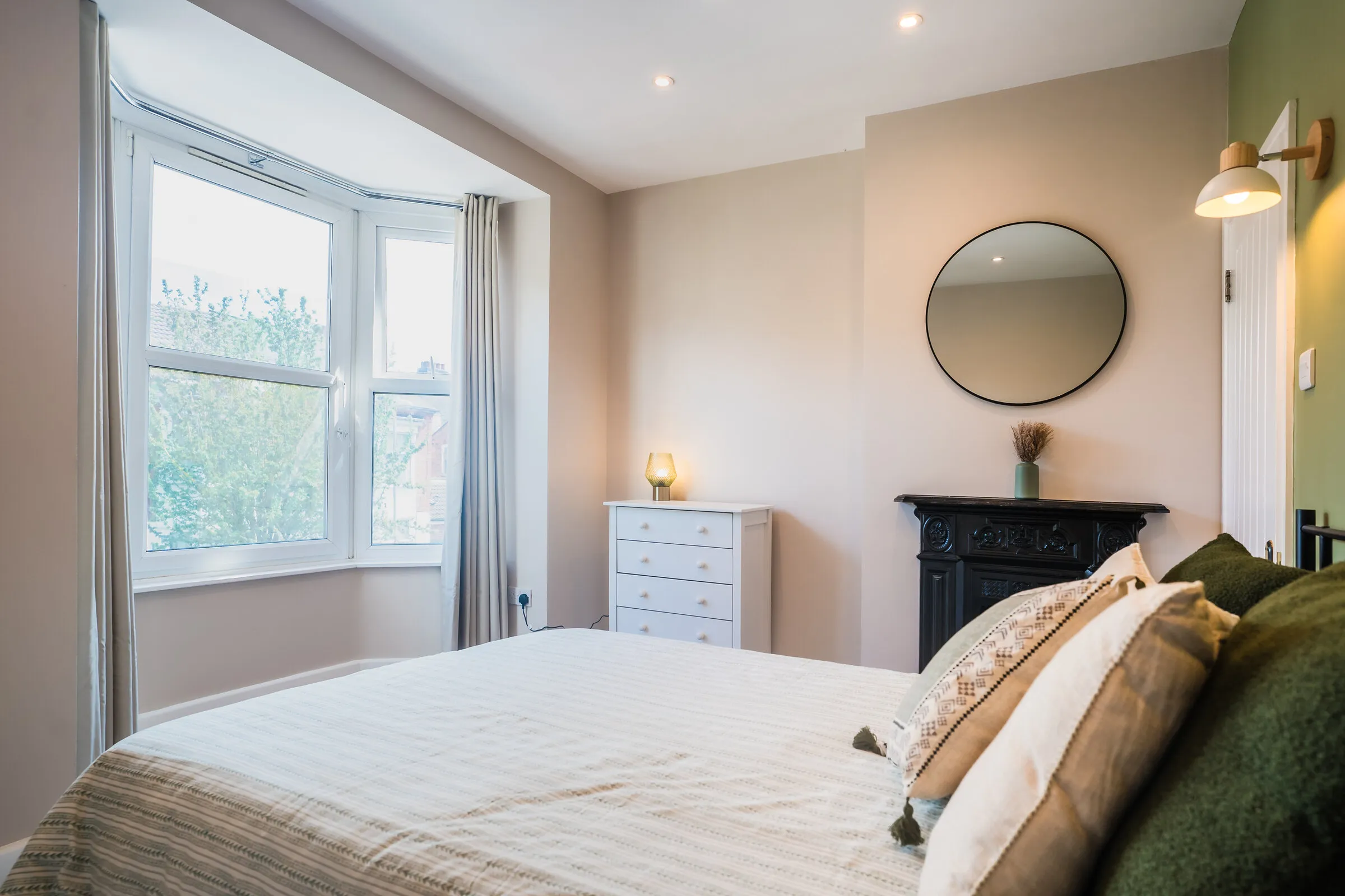 A double bedroom with a bay window at Paton Street Stay